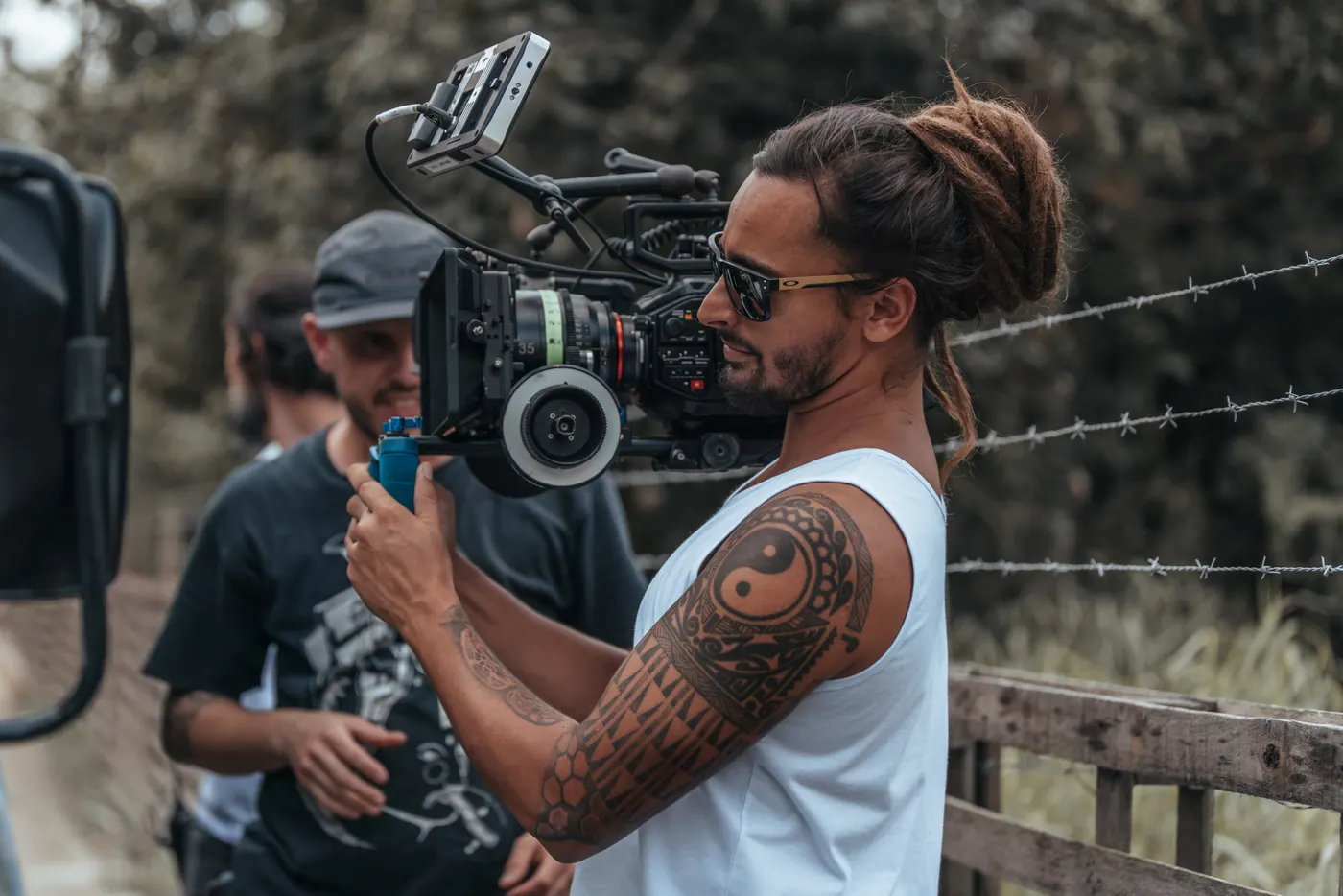 Equipe em set externo com câmera de cinema