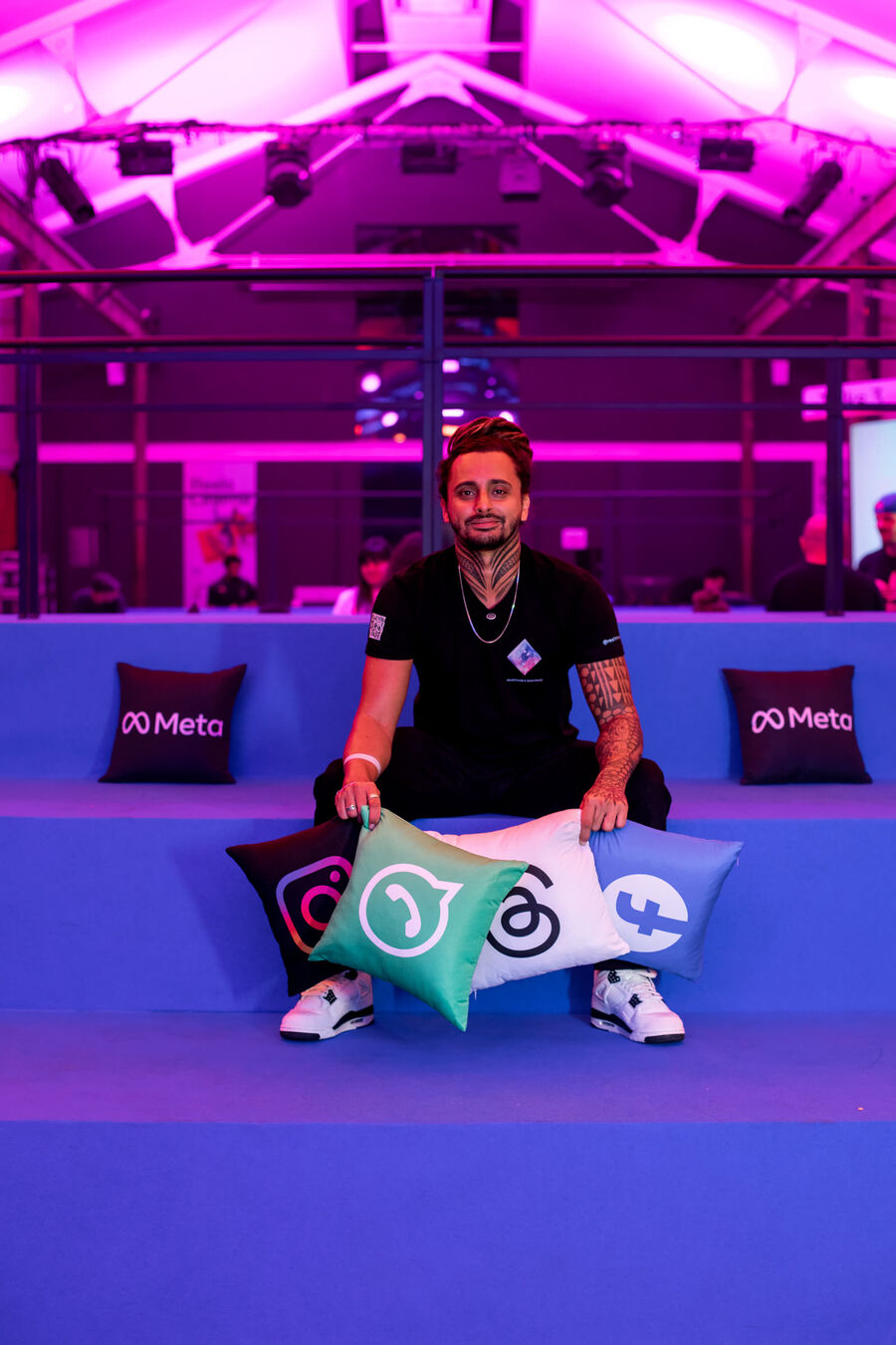 Integrante da equipe da Real Time em uma ativação de marca